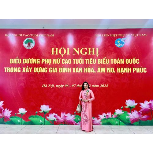 Tỏa Sáng Vẻ Đẹp Tâm Hồn - Cô Nguyễn Hoàng Hoa Và Khoảnh Khắc Nhận Thưởng Đầy Ý Nghĩa Tại “Hội Nghị Biểu Dương Phụ Nữ Cao Tuổi Toàn Quốc”